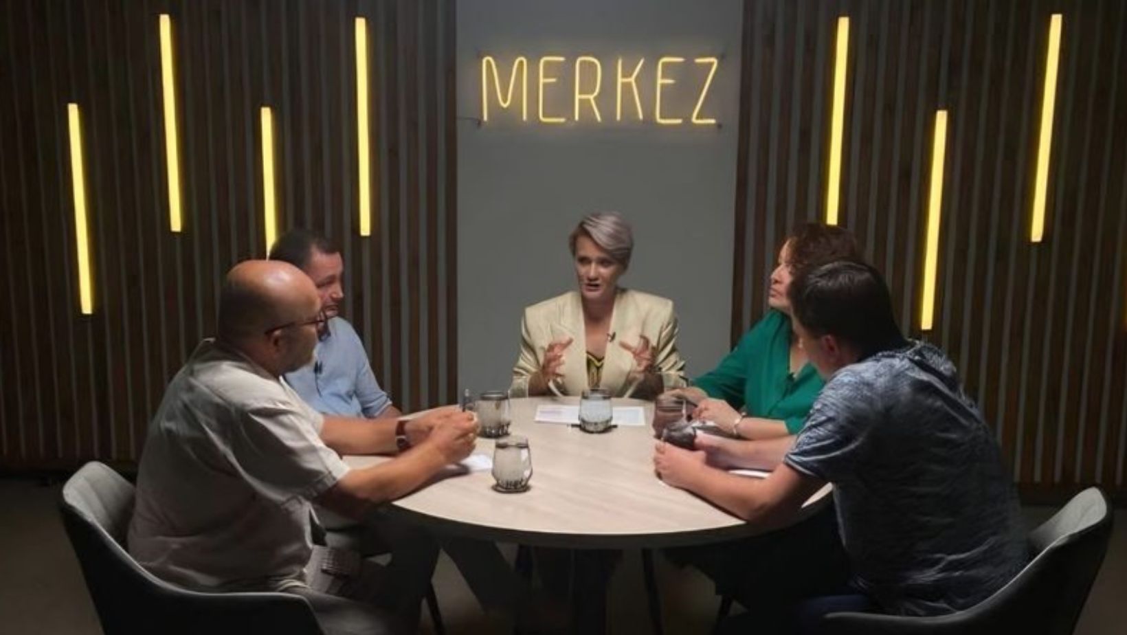 Ленора Дюльбер (в центре фото)